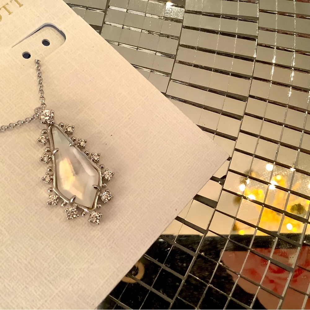 Beautiful mother of Pearl Kendra Scott necklace
